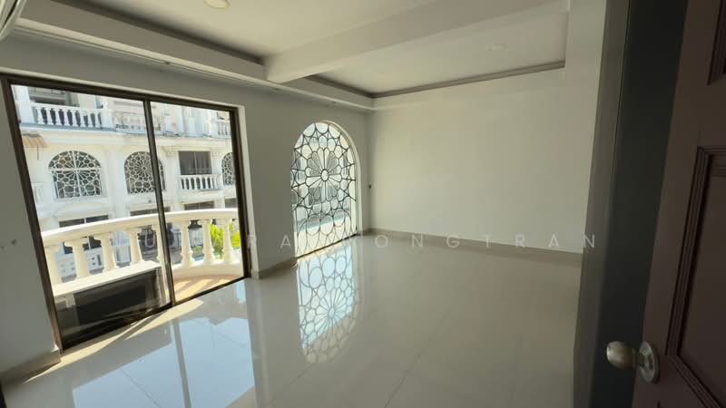 3-BR Townhouse, Bangkok, Khlong Tan Nua, Watthana, Bangkok, 3 Bedrooms, 250 sqm, Townhouse For Rent, by Nusara Rongtran, 500184787 - DDproperty.com