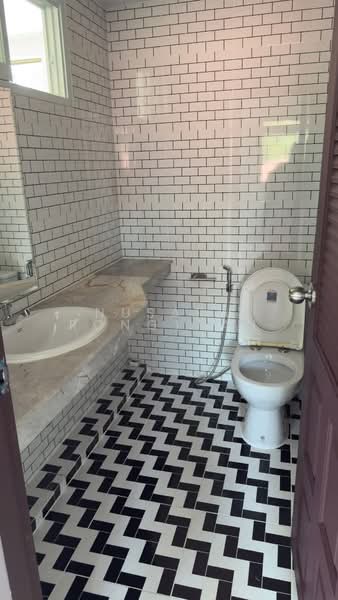 3-BR Townhouse, Bangkok, Khlong Tan Nua, Watthana, Bangkok, 3 Bedrooms, 250 sqm, Townhouse For Rent, by Nusara Rongtran, 500184787 - DDproperty.com