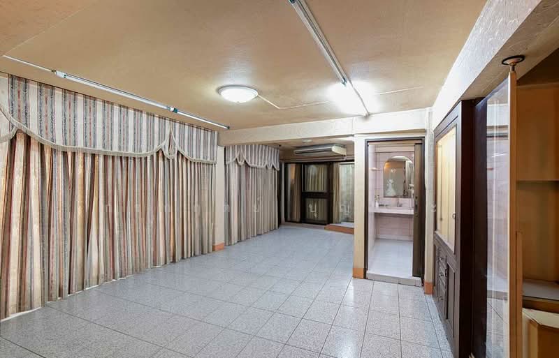 ตึก 4.5 ชั้น 5 คูหา มีดาดฟ้า (ห้องมุม) วงเวียนโอเดียน ซอยเยาวราช 3, กรุงเทพ, เยาวราช, สัมพันธวงศ์, สัมพันธวงศ์, กรุงเทพ, 1,100 ตร.ม., ทาวน์เฮ้าส์ ขาย, โดย กรกฤตย์ บุญสระ, 500185875 - DDproperty.com