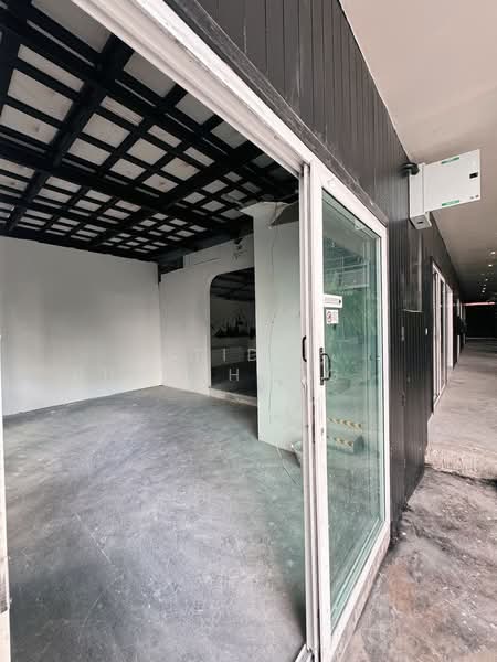 Warehouse with office space for rent, Ratchada, Huai Khwang, 1,500 sq m, near MRT Huai Khwang statio, Bangkok, Huai Khwang, Huai Khwang, Bangkok, , 1,500 sqm, Warehouse/Factory For Rent, by Tida phanthonglarptawee, 500185977 - DDproperty.com
