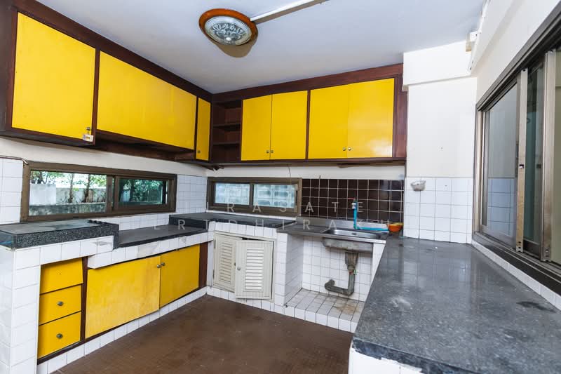 House in the heart of Sukhumvit 24, Bangkok, Khong Tan, Khlong Toei, Bangkok, 5 Bedrooms, 888 sqm, Single Detached House For Rent, by Jirasate Lertdhirakul, 500186175 - DDproperty.com