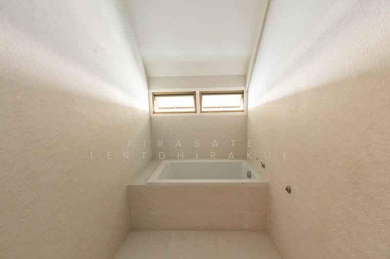 House in the heart of Sukhumvit 24, Bangkok, Khong Tan, Khlong Toei, Bangkok, 5 Bedrooms, 888 sqm, Single Detached House For Rent, by Jirasate Lertdhirakul, 500186175 - DDproperty.com