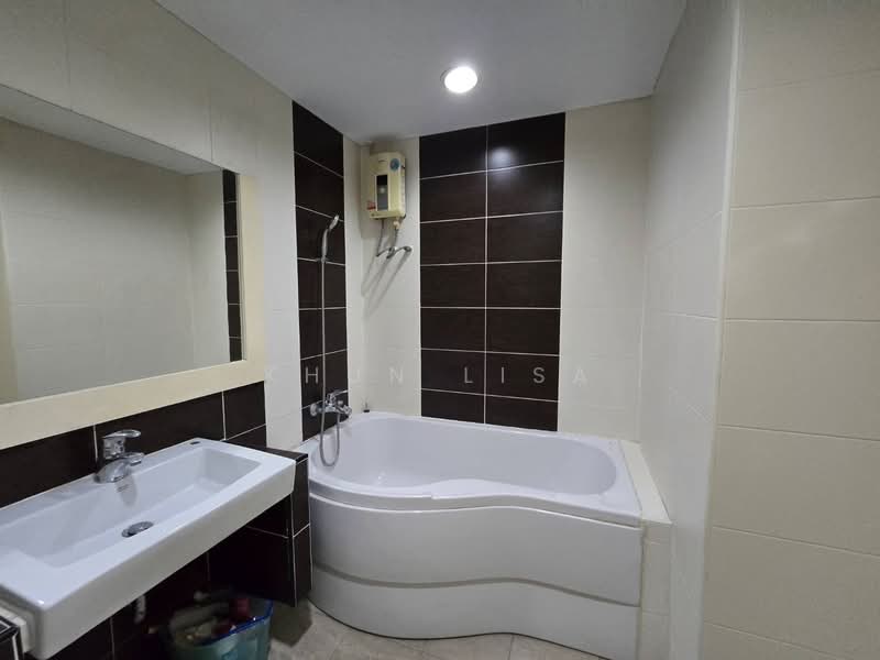 Lumpini Suite Ratchada-Rama 3, Bangkok, Soi Naradhiwat Rajanagarindra 30, Chong Nonsi, Yan Nawa, Bangkok, 3 Bedrooms, 109 sqm, Condo For Sale, by Khun Lisa, 500186713 - DDproperty.com