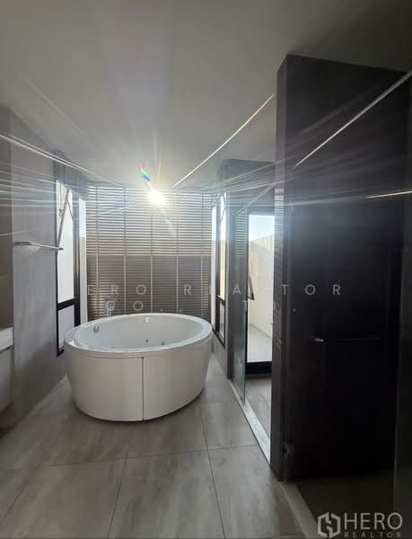 Malton Gates Krungthep Kreetha, Bangkok, Srinakarin-Romklao Road (New Krungthep Kreetha), Saphan Sung, Saphan Sung, Bangkok, 5 Bedrooms, 550 sqm, Single Detached House For Rent, by Hero Realtor Co., Ltd., 500186740 - DDproperty.com