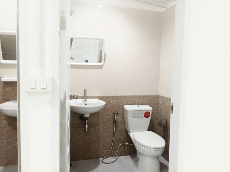 หมู่บ้านเคหะร่มเกล้า ลาดกระบัง, Bangkok, Khlong Song Ton Nun, Lat Krabang, Bangkok, 3 Bedrooms, 100 sqm, Townhouse For Sale, by The Best Property นิด, 500186885 - DDproperty.com