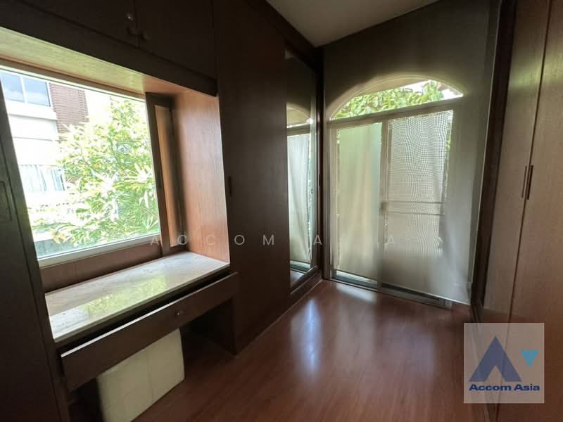 For Rent - Home Office, Pet friendly 3 Bedrooms House for Rent in Sukhumvit, Bangkok near BTS Nana, Bangkok