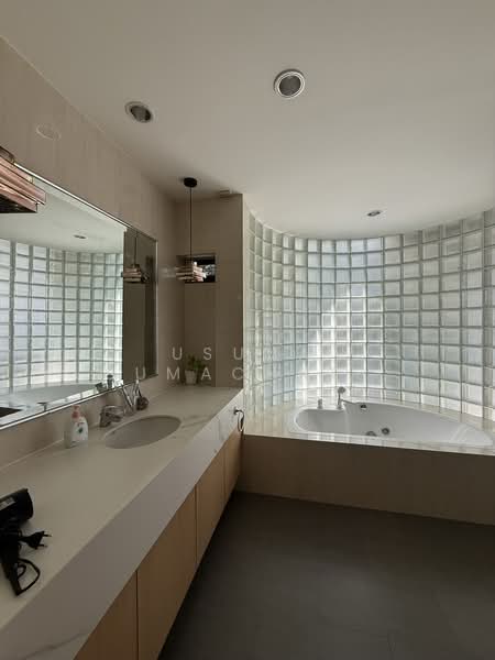 Pool Villa in Pridi , Ekkamai , Asok, Bangkok, Khlong Tan Nua, Watthana, Bangkok, 5 Bedrooms, 500 sqm, Villa For Rent, by Usuma Usumachat, 500187527 - DDproperty.com