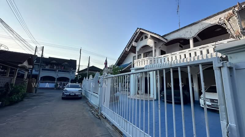 ขายบ้านเดี่ยวศรีราชา หมู่บ้านตระกูลทอง หลังใหญ่ 2 ชั้น 86 ตร.ว. 5 ห้องนอน ใกล้เซ็นทรัลศรีราชา, Chon Buri (Pattaya), -, Surasak, Si Racha, Chon Buri (Pattaya), 5 Bedrooms, 318 sqm, Single Detached House For Sale, by Pronthip Wattanasatiengul, 500187733 - DDproperty.com