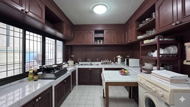 ขายบ้านเดี่ยวศรีราชา หมู่บ้านตระกูลทอง หลังใหญ่ 2 ชั้น 86 ตร.ว. 5 ห้องนอน ใกล้เซ็นทรัลศรีราชา, Chon Buri (Pattaya), -, Surasak, Si Racha, Chon Buri (Pattaya), 5 Bedrooms, 318 sqm, Single Detached House For Sale, by Pronthip Wattanasatiengul, 500187733 - DDproperty.com