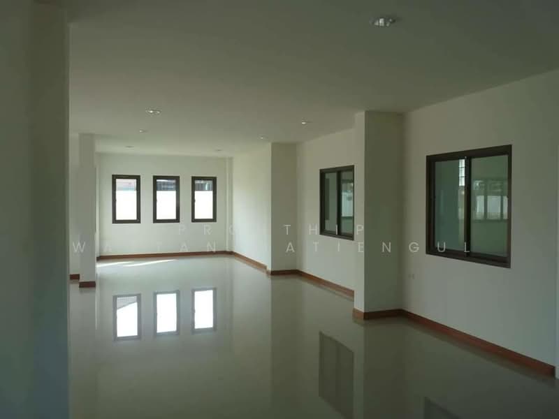 ขายบ้านเดี่ยว 2 ชั้น โครงการโกลเด้น ปาร์ค ศรีราชา บ้านใหม่ พื้นที่ใหญ่ 145 ตร.ว., Chon Buri (Pattaya), Surasak, Si Racha, Chon Buri (Pattaya), 3 Bedrooms, 175 sqm, Single Detached House For Sale, by Pronthip Wattanasatiengul, 500187823 - DDproperty.com