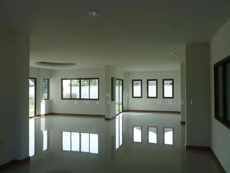 ขายบ้านเดี่ยว 2 ชั้น โครงการโกลเด้น ปาร์ค ศรีราชา บ้านใหม่ พื้นที่ใหญ่ 145 ตร.ว., Chon Buri (Pattaya), Surasak, Si Racha, Chon Buri (Pattaya), 3 Bedrooms, 175 sqm, Single Detached House For Sale, by Pronthip Wattanasatiengul, 500187823 - DDproperty.com