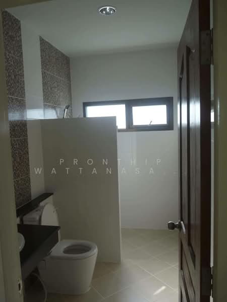 ขายบ้านเดี่ยว 2 ชั้น โครงการโกลเด้น ปาร์ค ศรีราชา บ้านใหม่ พื้นที่ใหญ่ 145 ตร.ว., Chon Buri (Pattaya), Surasak, Si Racha, Chon Buri (Pattaya), 3 Bedrooms, 175 sqm, Single Detached House For Sale, by Pronthip Wattanasatiengul, 500187823 - DDproperty.com