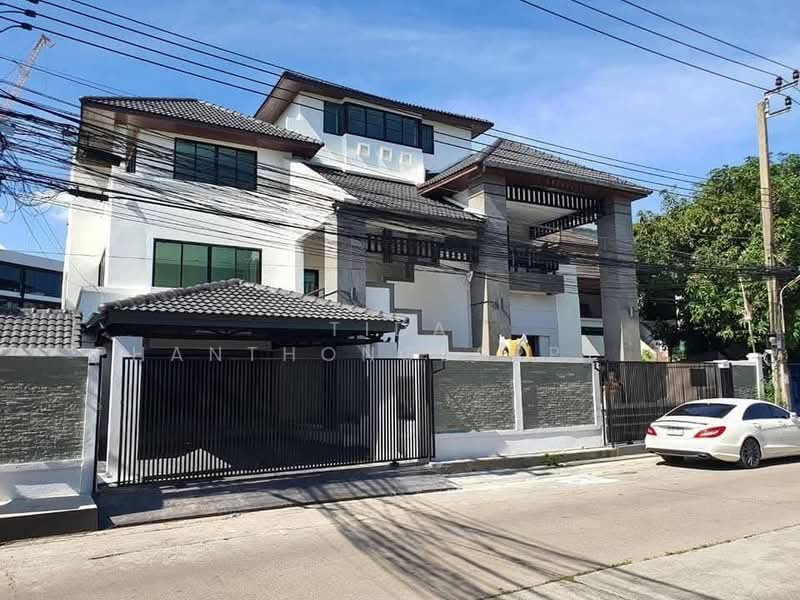 For Rent - Office space for rent, Sriwarah Town in Town, 4.5 floors, near Ekkamai-Ramintra expressway., Bangkok