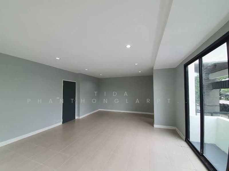 For Rent - Office space for rent, Sriwarah Town in Town, 4.5 floors, near Ekkamai-Ramintra expressway., Bangkok