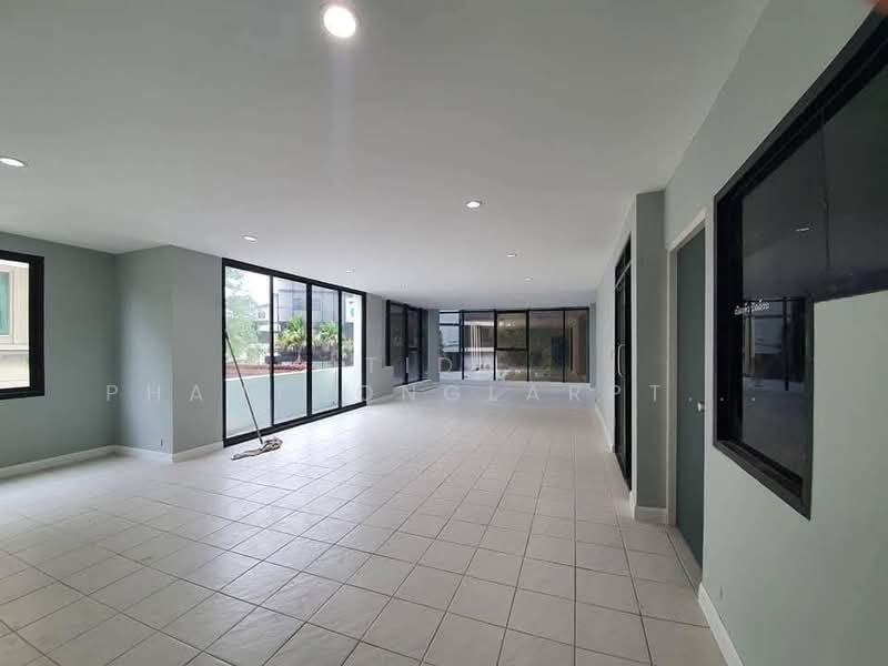 For Rent - Office space for rent, Sriwarah Town in Town, 4.5 floors, near Ekkamai-Ramintra expressway., Bangkok