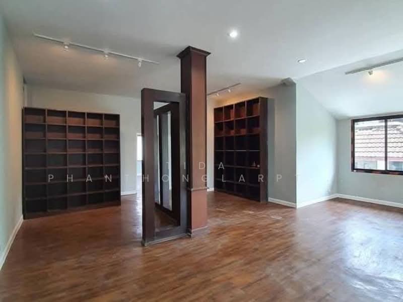 For Rent - Office space for rent, Sriwarah Town in Town, 4.5 floors, near Ekkamai-Ramintra expressway., Bangkok