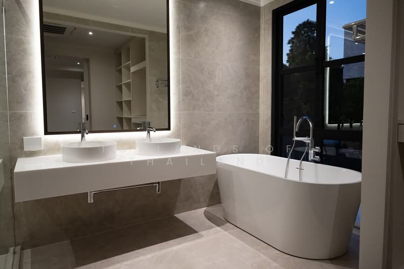 ขาย บ้านนาคนิวาส Pool Villa สไตล์ยุโรป (สระว่ายน้ำ ใจกลางบ้าน) 100 ตร.วา พื้นที่ใช้สอย 420 ตร.ม., Bangkok, นาคนิวาส, Lat Phrao, Lat Phrao, Bangkok, 4 Bedrooms, 420 sqm, Villa For Sale, by TopLands of Thailand, 500188433 - DDproperty.com