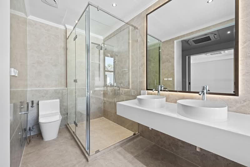 ขาย บ้านนาคนิวาส Pool Villa สไตล์ยุโรป (สระว่ายน้ำ ใจกลางบ้าน) 100 ตร.วา พื้นที่ใช้สอย 420 ตร.ม., Bangkok, นาคนิวาส, Lat Phrao, Lat Phrao, Bangkok, 4 Bedrooms, 420 sqm, Villa For Sale, by TopLands of Thailand, 500188433 - DDproperty.com