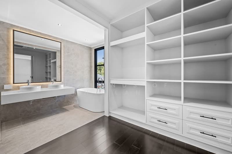 ขาย บ้านนาคนิวาส Pool Villa สไตล์ยุโรป (สระว่ายน้ำ ใจกลางบ้าน) 100 ตร.วา พื้นที่ใช้สอย 420 ตร.ม., Bangkok, นาคนิวาส, Lat Phrao, Lat Phrao, Bangkok, 4 Bedrooms, 420 sqm, Villa For Sale, by TopLands of Thailand, 500188433 - DDproperty.com