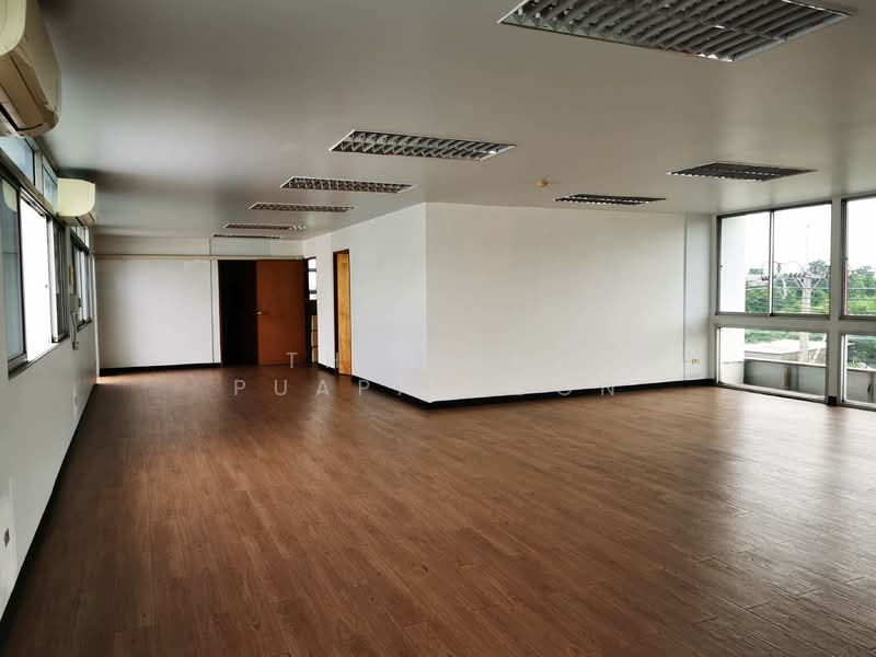3-Storey Office Building & Large Storage, Panya-Ramindra Rd, Bangkok, ปัญญารามอินทรา, Ram Inthra, Khan Na Yao, Bangkok, , 1,854 sqm, Office Space For Sale, by Thitirat Puapaiboon, 500189039 - พื้นที่สำนักงานชั้น 3 แสงสว่างจาก 2 ด้าน - DDproperty.com