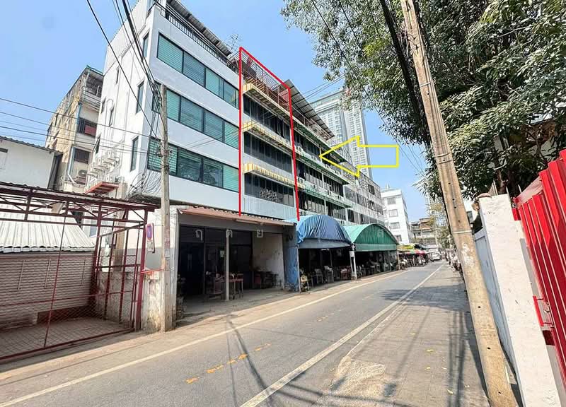 ขาย - ตึก 4 ชั้น 1 คูหา พร้อมชั้นลอย มีดาดฟ้า ซอยสีลม 20 ขายตามสภาพ, กรุงเทพ