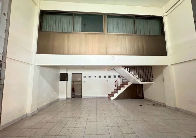 ขาย - ตึก 4 ชั้น 1 คูหา พร้อมชั้นลอย มีดาดฟ้า ซอยสีลม 20 ขายตามสภาพ, กรุงเทพ