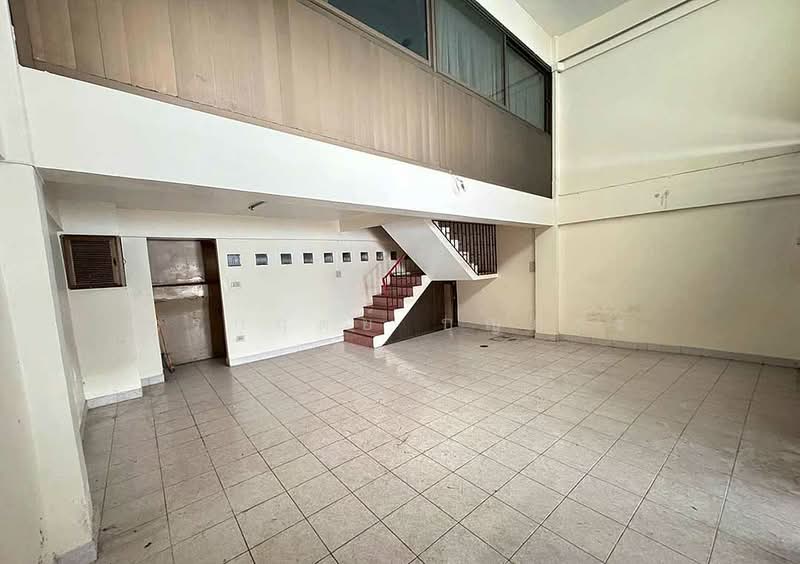 ขาย - ตึก 4 ชั้น 1 คูหา พร้อมชั้นลอย มีดาดฟ้า ซอยสีลม 20 ขายตามสภาพ, กรุงเทพ