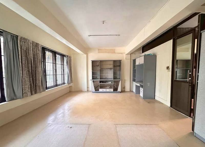 ขาย - ตึก 4 ชั้น 1 คูหา พร้อมชั้นลอย มีดาดฟ้า ซอยสีลม 20 ขายตามสภาพ, กรุงเทพ