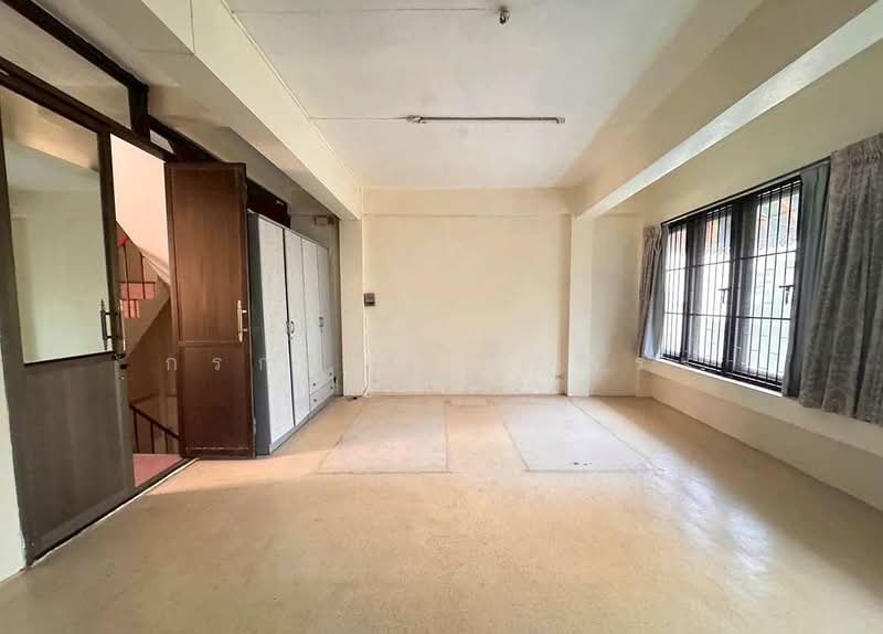 ขาย - ตึก 4 ชั้น 1 คูหา พร้อมชั้นลอย มีดาดฟ้า ซอยสีลม 20 ขายตามสภาพ, กรุงเทพ