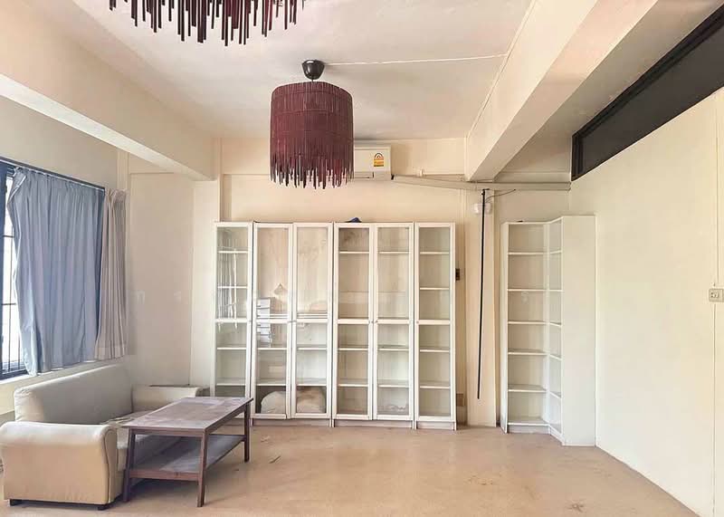 ขาย - ตึก 4 ชั้น 1 คูหา พร้อมชั้นลอย มีดาดฟ้า ซอยสีลม 20 ขายตามสภาพ, กรุงเทพ