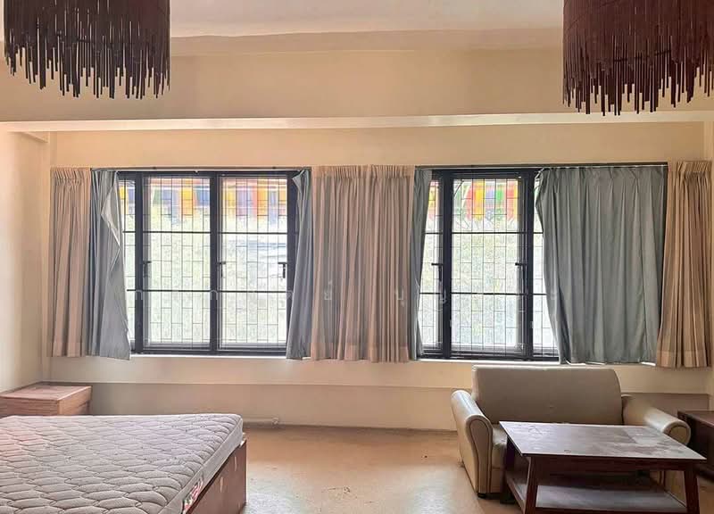 ขาย - ตึก 4 ชั้น 1 คูหา พร้อมชั้นลอย มีดาดฟ้า ซอยสีลม 20 ขายตามสภาพ, กรุงเทพ