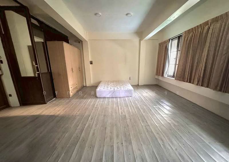 ตึก 4 ชั้น 1 คูหา พร้อมชั้นลอย มีดาดฟ้า ซอยสีลม 20 ขายตามสภาพ, Bangkok, สีลม 20, Suriyawong, Bang Rak, Bangkok, 4 Bedrooms, 190 sqm, Townhouse For Sale, by กรกฤตย์ บุญสระ, 500189517 - DDproperty.com