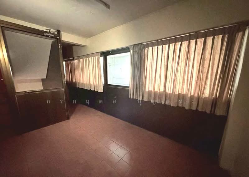 ขาย - ตึก 4 ชั้น 1 คูหา พร้อมชั้นลอย มีดาดฟ้า ซอยสีลม 20 ขายตามสภาพ, กรุงเทพ