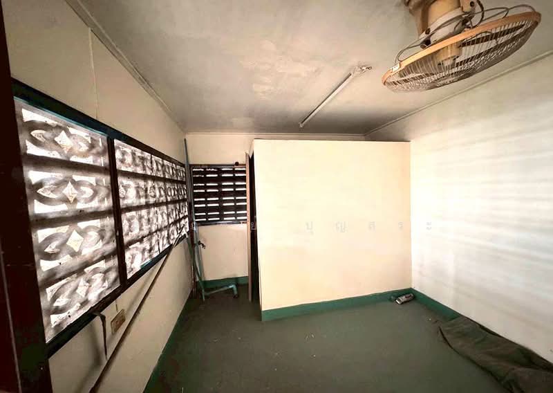 ขาย - ตึก 4 ชั้น 1 คูหา พร้อมชั้นลอย มีดาดฟ้า ซอยสีลม 20 ขายตามสภาพ, กรุงเทพ