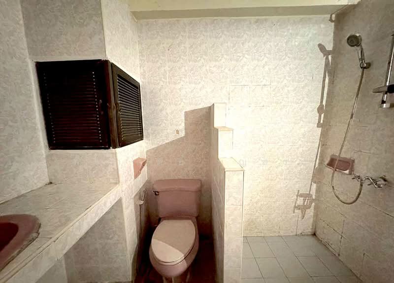 ตึก 4 ชั้น 1 คูหา พร้อมชั้นลอย มีดาดฟ้า ซอยสีลม 20 ขายตามสภาพ, Bangkok, สีลม 20, Suriyawong, Bang Rak, Bangkok, 4 Bedrooms, 190 sqm, Townhouse For Sale, by กรกฤตย์ บุญสระ, 500189517 - DDproperty.com