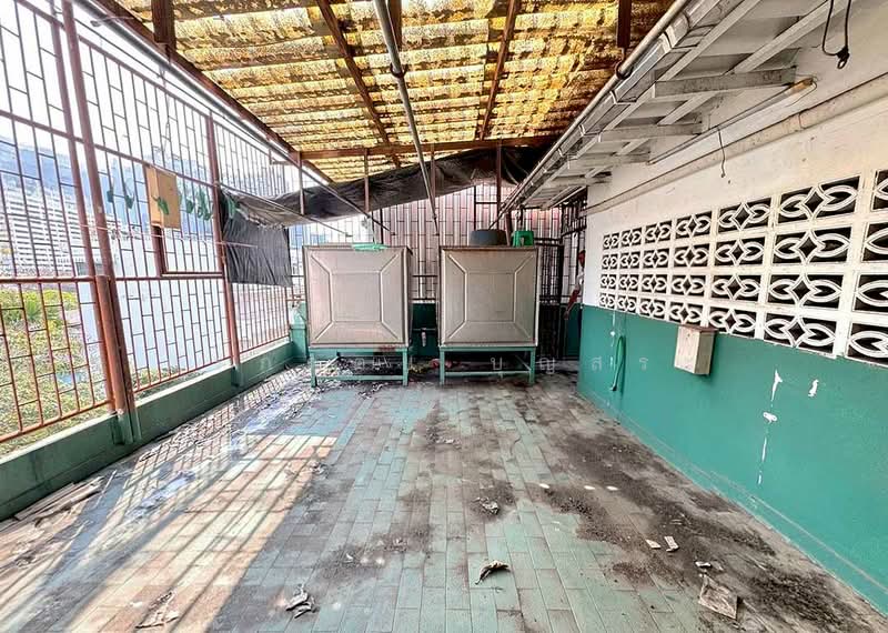 ขาย - ตึก 4 ชั้น 1 คูหา พร้อมชั้นลอย มีดาดฟ้า ซอยสีลม 20 ขายตามสภาพ, กรุงเทพ