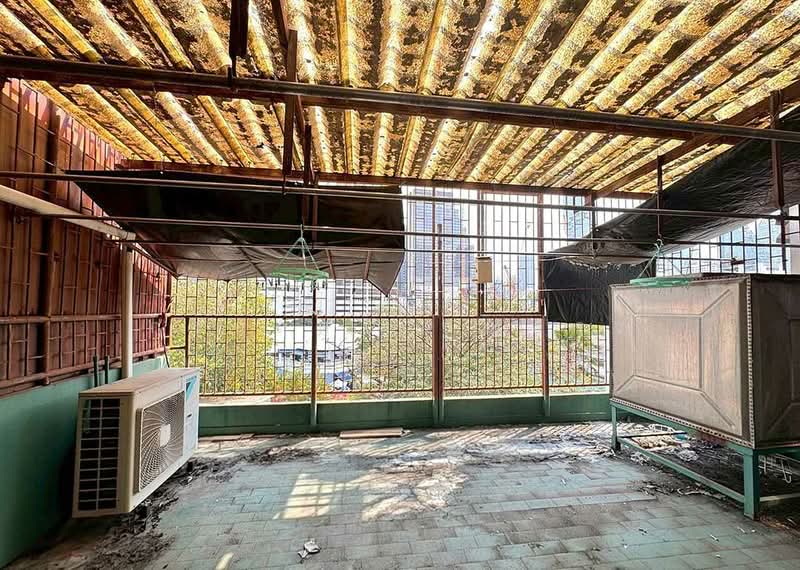 ตึก 4 ชั้น 1 คูหา พร้อมชั้นลอย มีดาดฟ้า ซอยสีลม 20 ขายตามสภาพ, Bangkok, สีลม 20, Suriyawong, Bang Rak, Bangkok, 4 Bedrooms, 190 sqm, Townhouse For Sale, by กรกฤตย์ บุญสระ, 500189517 - DDproperty.com