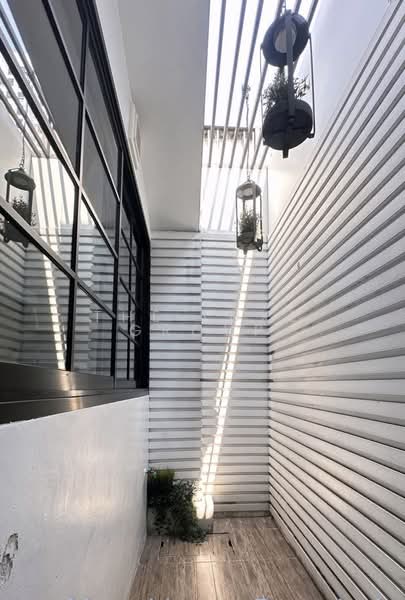 Loft-Style Townhome in Ekkamai, Bangkok, Khlong Toei, Khlong Toei, Bangkok, 3 Bedrooms, 220 sqm, Townhouse For Rent, by The Luxe Group, 500190039 - DDproperty.com