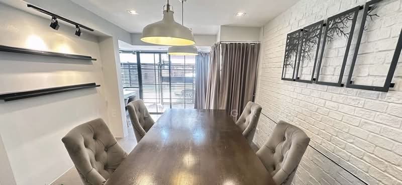 Loft-Style Townhome in Ekkamai, Bangkok, Khlong Toei, Khlong Toei, Bangkok, 3 Bedrooms, 220 sqm, Townhouse For Rent, by The Luxe Group, 500190039 - DDproperty.com