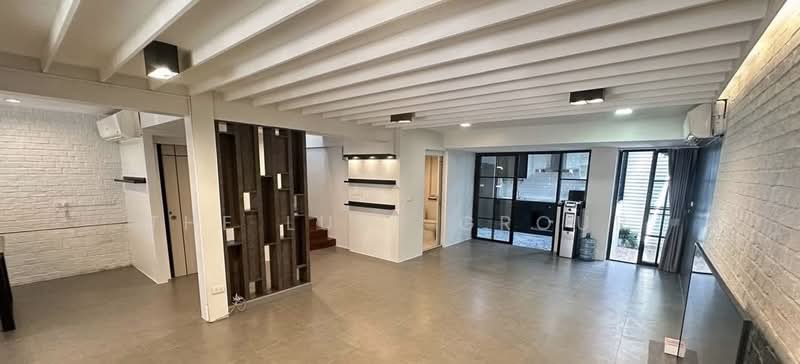Loft-Style Townhome in Ekkamai, Bangkok, Khlong Toei, Khlong Toei, Bangkok, 3 Bedrooms, 220 sqm, Townhouse For Rent, by The Luxe Group, 500190039 - DDproperty.com