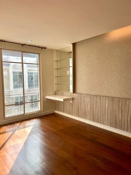 Baan Klang Krung Thonglor, Bangkok, 55 Soi Sukhumvit 55, Khlong Tan Nua, Watthana, Bangkok, 4 Bedrooms, 380 sqm, Townhouse For Sale, by Nopatorn Prem-udom, 500190054 - DDproperty.com