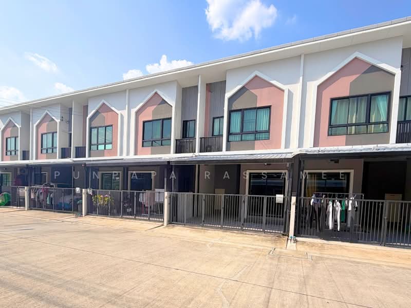 The Thamm Iconic Onnut-Motorway, Bangkok, 987 Soi Lat Krabang 3, Lat Krabang, Lat Krabang, Bangkok, 2 Bedrooms, 107 sqm, Townhouse For Sale, by Punpapa Rassamee, 500190271 - DDproperty.com