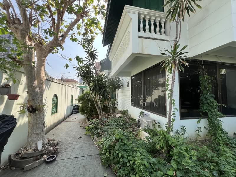 Prime Land with existing structures in Pridi 42 Sukhumvit 71, Bangkok, Khlong Tan Nua, Watthana, Bangkok, , 400 sqm, Land For Sale, by Wipada Leelerdpong, 500190537 - DDproperty.com