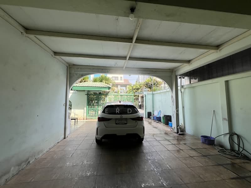 Prime Land with existing structures in Pridi 42 Sukhumvit 71, Bangkok, Khlong Tan Nua, Watthana, Bangkok, , 400 sqm, Land For Sale, by Wipada Leelerdpong, 500190537 - DDproperty.com