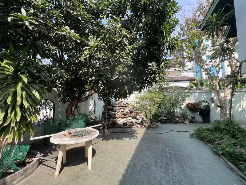 Prime Land with existing structures in Pridi 42 Sukhumvit 71, Bangkok, Khlong Tan Nua, Watthana, Bangkok, , 400 sqm, Land For Sale, by Wipada Leelerdpong, 500190537 - DDproperty.com
