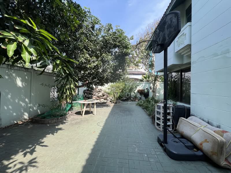 Prime Land with existing structures in Pridi 42 Sukhumvit 71, Bangkok, Khlong Tan Nua, Watthana, Bangkok, , 400 sqm, Land For Sale, by Wipada Leelerdpong, 500190537 - DDproperty.com