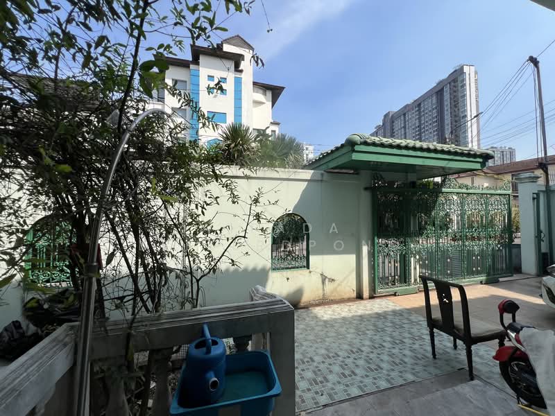 Prime Land with existing structures in Pridi 42 Sukhumvit 71, Bangkok, Khlong Tan Nua, Watthana, Bangkok, , 400 sqm, Land For Sale, by Wipada Leelerdpong, 500190537 - DDproperty.com