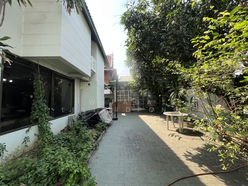 Prime Land with existing structures in Pridi 42 Sukhumvit 71, Bangkok, Khlong Tan Nua, Watthana, Bangkok, , 400 sqm, Land For Sale, by Wipada Leelerdpong, 500190537 - DDproperty.com