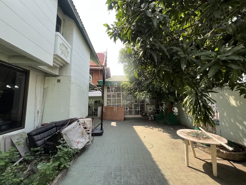 Prime Land with existing structures in Pridi 42 Sukhumvit 71, Bangkok, Khlong Tan Nua, Watthana, Bangkok, , 400 sqm, Land For Sale, by Wipada Leelerdpong, 500190537 - DDproperty.com