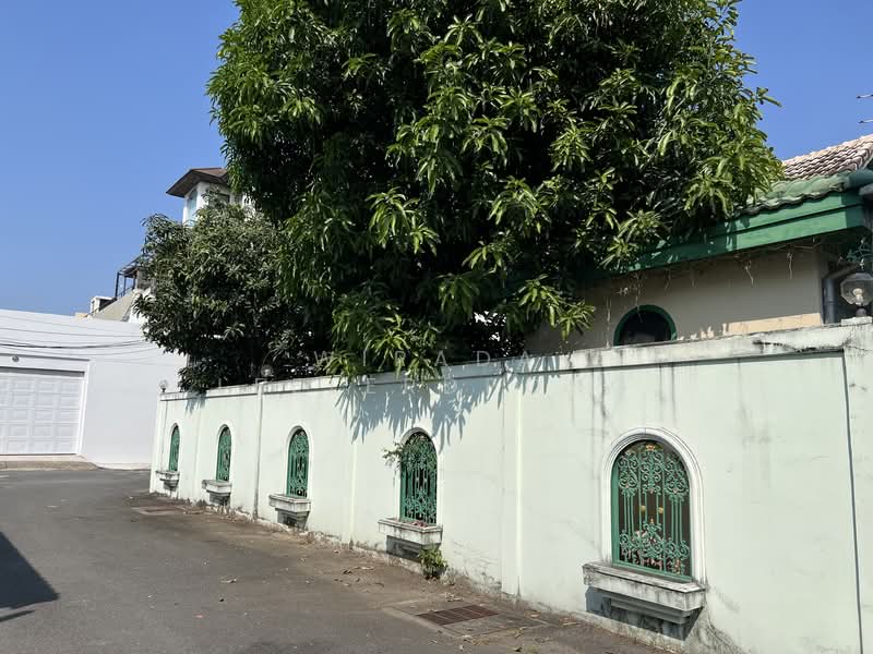 Prime Land with existing structures in Pridi 42 Sukhumvit 71, Bangkok, Khlong Tan Nua, Watthana, Bangkok, , 400 sqm, Land For Sale, by Wipada Leelerdpong, 500190537 - DDproperty.com